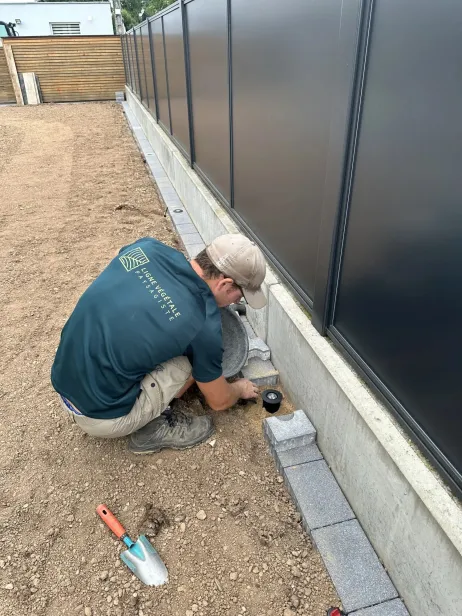Installation d'éclairage, fils pavés, clôture aluminium