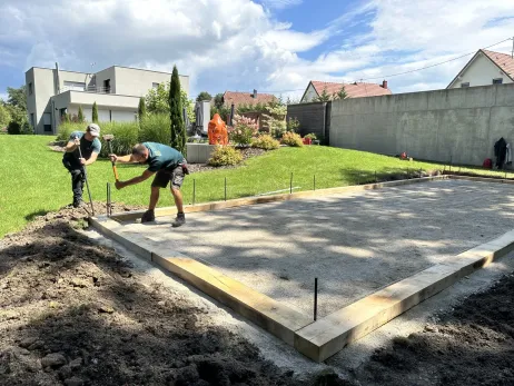 Création d'un terrain de pétanque avec poutres en chênes et surface en stabilisé 
