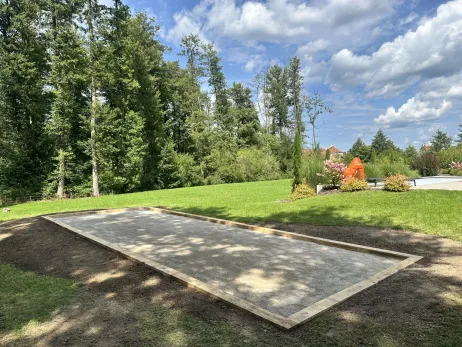 Création d'un terrain de pétanque avec poutres en chênes et surface en stabilisé