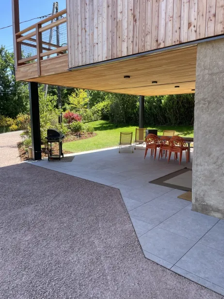 Aménagement d'un chalet avec terrasse en dalles céramique + accès en stabilisé + végétalisation 