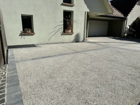 Cour en béton désactivé et fils pavés