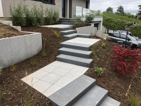 Escalier avec marches blocs béton grenaillé, paliers intermédiaires en dalles