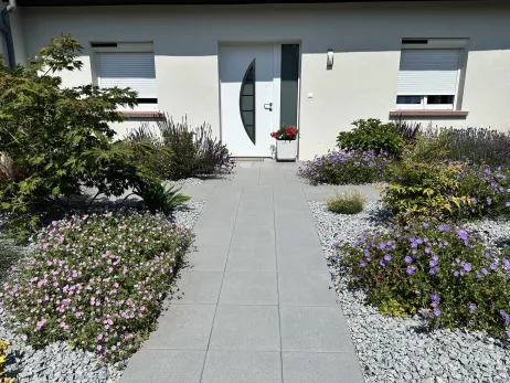 Accès d'entrée en dalles béton grenaillé fin + rocaille végétalisée de part et d'autre de l'accès