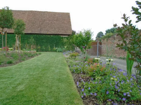 Plantation de vivaces + engazonnement