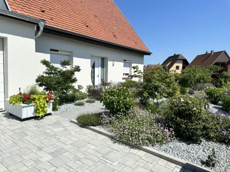 Création d'une rocaille paysagère avec plantation d'arbustes, de vivaces et de graminées