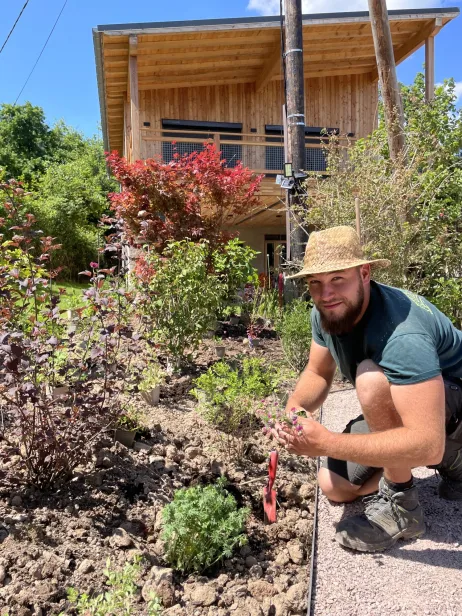Plantation d'un massif composé d'arbustes à fleurs et de vivaces