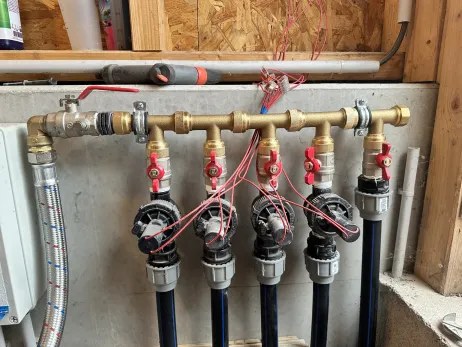 Installation d'électrovannes pour un arrosage automatique sur une pompe de puit avec surpresseur
